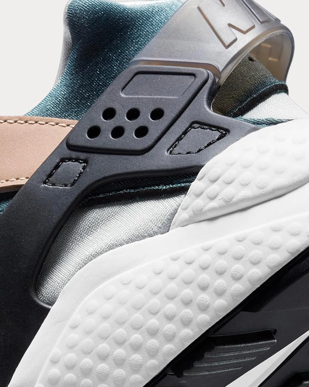 Huarache OG Escape Bisque / Grey / White / Black Low Top Sneakers